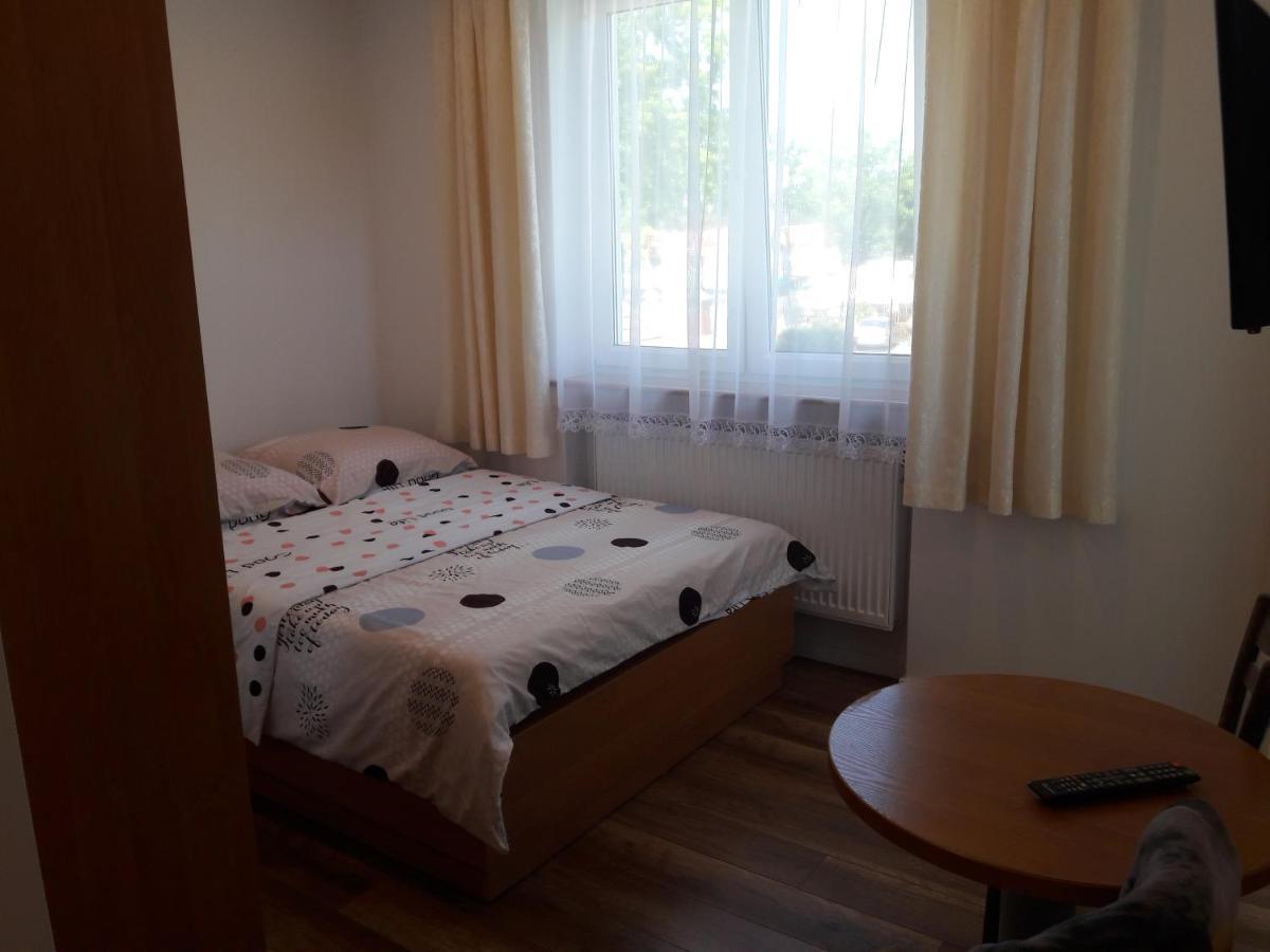 Agat Pokoje Goscinne Apartamenty โปเบียโรโว ภายนอก รูปภาพ